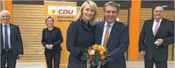  ?? FOTO: MICHAEL HESCHELER ?? Sitzt seit 15 Jahren im Bundestag und will sein Mandat im kommenden Jahr verteidige­n: Thomas Bareiß (CDU) zusammen mit seiner Frau Andrea Verpoorten, umrahmt von CDU-Funktionär­en.