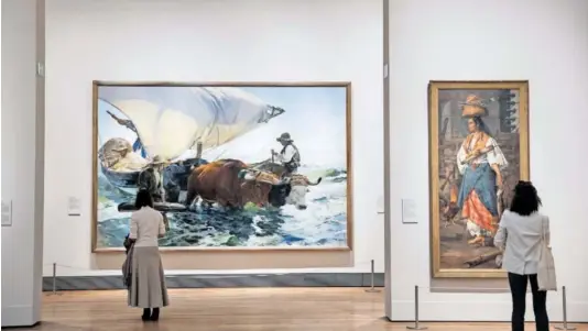  ?? SAMUEL SÁNCHEZ ?? Dos visitantes observaban ayer La vuelta de la pesca (1894), de Sorolla (izquierda), y Mujer filipina (1895), de Lorenzo de la Rocha.