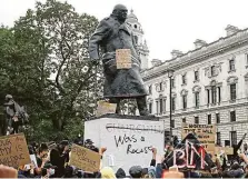  ?? FOTO REUTERS ?? Ničení i za kanálem. Nápis „Churchill byl rasista“někdo minulou neděli nastříkal na jeho sochu před sídlem britského parlamentu v Londýně.
