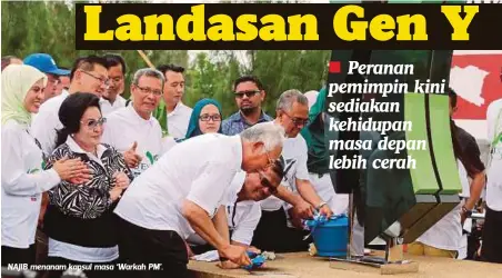  ??  ?? NAJIB menanam kapsul masa ‘Warkah PM’.