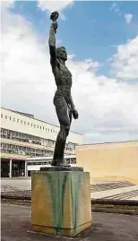  ?? Foto: S. Waldbillig ?? Henri Kraus stand Modell für die Prometheus-Statue beim Athenäum.