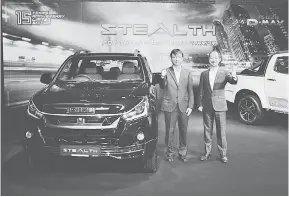  ??  ?? EDISI TERHAD: (Dari kanan) Suzuki dan Koji Nakamura memperkena­lkan Isuzu D-Max Stealth semalam.