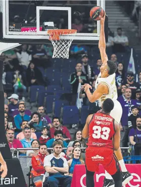  ?? FOTO: EFE ?? Edy Tavares anotando con Thompson como testigo