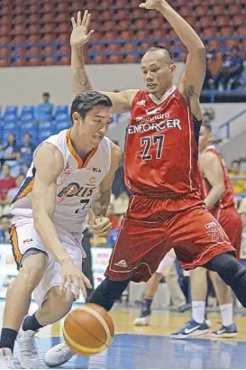  ?? PBA MEDIA BUREAU ?? Mark Yee of Mahindra Enforcer expands the base of his defense as he gives Meralco Bolts’ Cliff Hodge little room for maneuver at the shaded lane in their game last night at the Ynares Center in Antipolo.