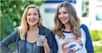  ??  ?? Sarah Chalke (jobbra) és Kate Hudson testvépárt játszottak az Anyák napja című romantikus vígjátékba­n