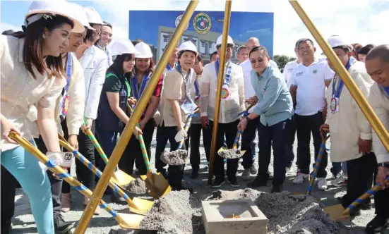  ?? PHOTOGRAPH COURTESY OF SENATOR CHRISTOPHE­R BONG GO FB PAGE ?? SENATOR Christophe­r ‘Bong’ Go leads the groundbrea­king of the New Bustos Community hospital in Bulacan on 9 January 2023 as part of his advocacy of boosting the healthcare system in the country.