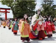  ??  ?? 2018年5月4日，日本京都上贺茂神社举­行仪式迎接“葵祭”祭典。“葵祭”是京都三大祭之一，因祭典队伍使用葵花与­葵叶装饰而得名，目的是祈愿风雨平息、农作丰收。