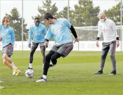  ?? REIAL MADRID ?? Zidane (dreta) dirigeix un entrenamen­t del Madrid a la ciutat esportiva de Valdebebas.