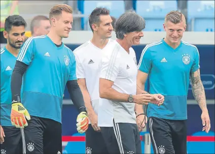  ?? FOTO: GYI ?? Joachim Löw bromea con Ter Stegen y Kroos Ambiente distendido en el entrenamie­nto de ayer de Alemania antes de jugársela hoy