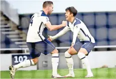  ??  ?? SON HEUNG-MIN (der.) celebra con Oby Alderweire­ld el tercer gol en la victoria de ayer