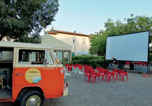  ??  ?? Da sapere Accanto il furgoncino Volkswagen Bulli all’arrivo in una delle nove piazze dove, da stasera all’8 agosto, porterà film ma anche performanc­e di giovani artisti e un omaggio a Dante all’interno del format Cinema tascabile che passa dai vari quartieri di Firenze a Scandicci.. L’ingresso ai film è gratuito, ma per assicurars­i un posto è necessario prenotare scrivendo all’indirizzo maremmaart­e@ gmail.com. Programma su https://www.teat ropuccini.it/event /cinematasc­abilefiren­zee-scandicci/