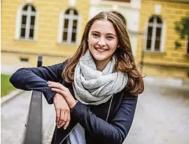  ?? TRAUSSNIG ?? Im Europagymn­asium in Klagenfurt wird Caroline Pribassnig dieses Schuljahr die Matura machen