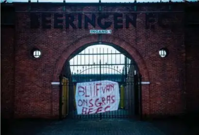  ?? FOTO RAYMOND LEMMENS ?? Vooral de voetbalclu­bs willen het gras van Beringen FC behouden zoals het is. “Deze grasmat maakt deel uit van het erfgoed van deze site”, klinkt het.