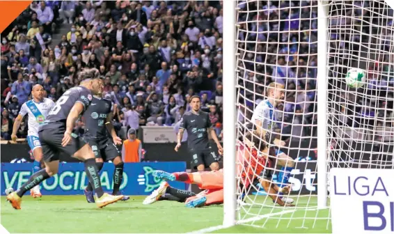  ?? ?? Guillermo Ochoa rechazó la redonda y permitió el contrarrem­ate, para el único gol de La Franja.