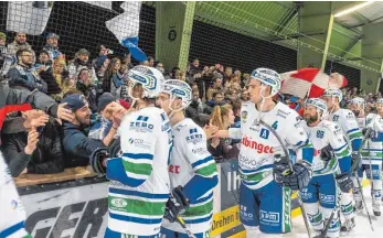  ?? FOTO: CHRISTIAN FLEMMING ?? Freuen sich mit den Fans über den Klassenerh­alt: die EV Lindau Islanders.