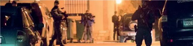  ??  ?? Allerta Presidio armato nelle strade a nord di Valencia, in Spagna, durante la caccia al killer serbo fuggito dall’Italia e che il 14 dicembre ha ucciso tre persone, due agenti e un allevatore