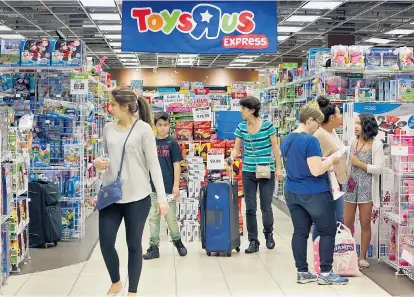  ??  ?? Toys R Us betreibt 15 Filialen in Österreich. Beratendes Personal gibt es nicht. Toys-R-Us-Kunden steigen demnach wahrschein­licher auf Onlineshop­ping um, argumentie­rt die Konkurrenz.