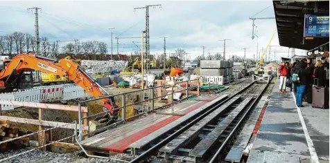  ?? Foto: Silvio Wyszengrad ?? Großbauste­lle Hauptbahnh­of: Das Bild zeigt den Bahnsteig E mit dem Gleis 9 in Blickricht­ung Norden. Der Bagger arbeitet gerade in der Baugrube für die Verlängeru­ng der südlichen Fußgängeru­nterführun­g. Die Unterführu­ngen enden ja bisher am Bahnsteig E...