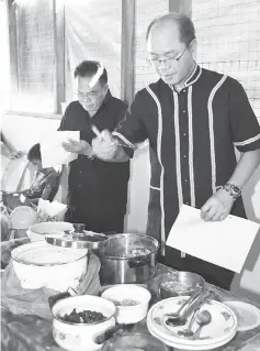  ??  ?? Tangau with Joisin judging some of the tradition dishes that were displayed during the Traditiona­l Dish Competitio­n.