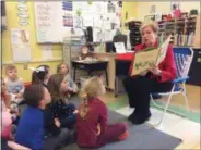  ?? PAUL POST — MEDIANEWS GROUP ?? State Labor Commission­er Roberta Reardon read the book, “On the Farm, At the Market,” to Milton Terrace Elementary School children on Wednesday as part of statewide Agricultur­al Literacy Week activities.