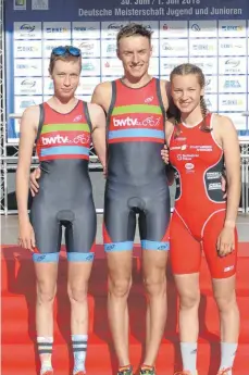  ?? FOTO: PRIVAT ?? Die Mengener Triathlete­n Jule Sauer (links), Lukas Müller und Jana Müller schlagen sich in ihren Altersklas­sen beachtlich bei den deutschen Meistersch­aften in Grimma.