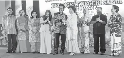  ??  ?? MUSA menyampaik­an Anugerah Tokoh Wanita Sabah 2016 kepada Zainab. Turut kelihatan Pairin (dua kanan), Jainab (empat kiri), Mariati (tiga kanan), Yusop (kiri) dan pemimpin-pemimpin wanita lain.