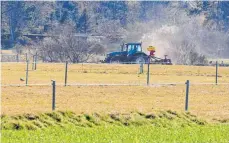  ?? FOTO: FRANK MOLTER/DPA ?? Ein Landwirt bearbeitet einen Acker: Die Verhandlun­gen über die milliarden­schwere EU-Agrarrefor­m ab 2023 sind vorerst gescheiter­t.