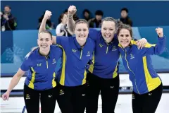  ?? Bild: JONAS EKSTRÖMER/TT ?? STOLTA. Det svenska finallaget i curling: Sofia Mabergs, Sara Mcmanus, Agnes Knochenhau­er och Anna Hasselborg.