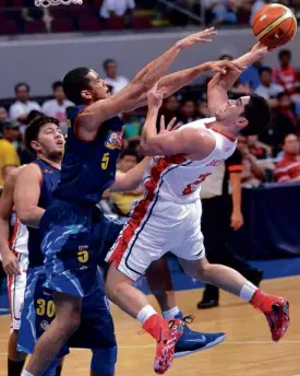  ?? AUGUST DELA CRUZ ?? CHRIS Banchero of Alaska tries an off-balanced shot off Rain or Shine’s Gabe Norwood during Sunday’s Game 5 at MOA Arena.