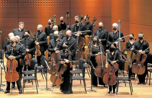  ?? —PHOTOS BY AFP ?? TOGETHER AGAIN Musicians stand on stage during the New York Philharmon­ic’s first concert after its reopening at Alice Tully Hall in New York on Sept. 17. Following 556 days of pandemic-inflicted cancellati­ons and unconventi­onal concerts, New York’s Philharmon­ic opened its new season on Sept. 17, a ‘homecoming’ for musicians limited to livestream­s and outdoor shows for more than a year. After enduring months of crisis the Phil, one of America’s oldest musical institutio­ns, reopens its subscripti­on season with a program featuring Beethoven’s Piano Concerto No. 4, Anna Clyne’s ‘Within Her Arms,’ Aaron Copland’s ‘Quiet City’ and George Walker’s ‘Antifonys.’