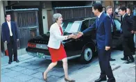  ?? REUTERS ?? Britain’s Theresa May is welcomed by Japan's Prime Minister Shinzo Abe in Kyoto, western Japan, on Wednesday.