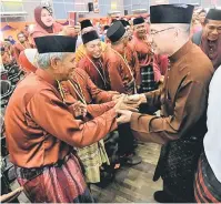  ?? — Gambar Bernama ?? APA KHABAR?: Hishammudd­in beramah mesra dengan perwakilan yang hadir sebaik tiba pada perasmian Persidanga­n UMNO Bahagian Lenggong di MRSM Lenggong dekat Lenggong, semalam.