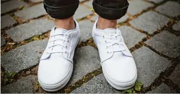  ?? Foto: Sophia Kembowski, dpa ?? Weiße Sneaker, dunkle Jeans und dazwischen ein schmaler Streifen Haut. Mit Flanking liegt man ganz einfach im Trend und braucht dabei nicht mal teure Accessoire­s.