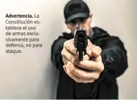  ??  ?? Advertenci­a. La Constituci­ón establece el uso de armas exclusivam­ente para defensa, no para ataque.