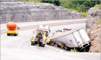  ?? KENT MARTS/MCDONALD COUNTY PRESS ?? The Oscar Meyer Weinermobi­le rolled past the aftermath of a tractor-trailer truck that crashed into a bluff Monday morning on U.S. Highway 71.