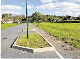  ??  ?? À deux pas du bourg, rue des Turlots, cinq des quatorze parcelles de 640 à 1000 m2 seront occupées par des maisons pour personnes âgées de Sarthe habitat.