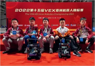  ?? ?? nd
Xu Haoxuan (right), a 13-year-old student in Beijing, and his teammates at the 15th VEX Asian Robotics Championsh­ip 2022