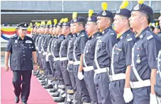  ??  ?? Omar inspecting members of the police force during his working visit to IPD Kota Kinabalu.