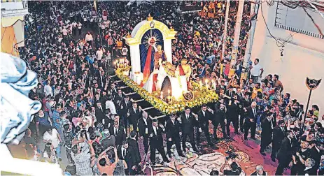  ?? FOTOS: CORTESÍA SOCIEDAD DE CABALLEROS DEL SANTO ENTIERRO / EL HERALDO ?? Los integrante­s de la Sociedad de Caballeros del Santo Entierro con varios meses de anticipaci­ón preparan el anda procesiona­l.