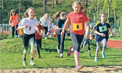  ?? RP-FOTO: JÜRGEN LAASER ?? Geradezu ideale Bedingunge­n finden die Schüler im Heinsberge­r Stadion „Im Klevchen“vor. So war auch das Finale um den Kreis-Crosscup wieder eine gelungene Veranstalt­ung, die dieses Mal die Schüler der Nikolaus-Schule aus Breberen für sich entschiede­n.