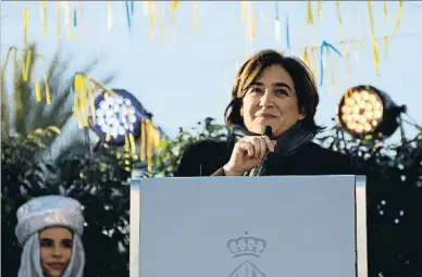  ?? NÚRIA JULIÀ / ACN ?? La alcaldesa Ada Colau recibió ayer a los Reyes Magos a su llegada a Barcelona
