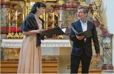  ?? Foto: Maria Lindenmayr ?? Sopranisti­n Susanne Rieger (links) und Christoph Wohllaib harmoniert­en als Gesangssol­isten bei der Marienanda­cht in der Stadtpfarr­kirche von Thannhause­n.