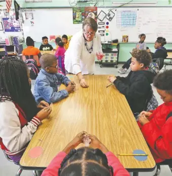  ?? STAFF PHOTOS BY DAN HENRY ?? Susan Dorsa teaches her Barger Academy fourth-grade class about plant cell structure using the Science Sparks curriculum she helped develop.