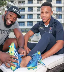  ?? PICTURE: LEON LESTRADE/AFRICAN NEWS AGENCY (ANA) ?? DREAM: Amanzimtot­i High School rugby player Sduduzo Mseleku was beyond surprised when Sharks and Springbok prop Tendai ‘Beast’ Mtawarira arrived to meet him.
