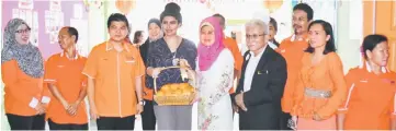  ??  ?? Raghad (fourth left) receives basket of oranges from Fatimah as a token of appreciati­on for her visit.