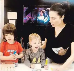  ?? @PILARRUBIO_OFICIAL ?? La presentado­ra Pilar Rubio con sus tres hijos en la cocina