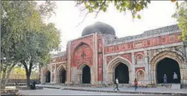  ?? SANCHIT KHANNA/HT PHOTOS ?? Metcalf House (left) and Jamali Kamali Mosque at Mehrauli in New Delhi. The Mehrauli Archaeolog­ical Park has 70 monuments.