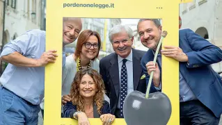  ??  ?? Protagonis­ti In prima linea al festival letterario Pordenonel­egg e il team Gian Mario Villalta, Michela Zin, Valentina Gasparet, Giovanni Pavan Alberto Garlini