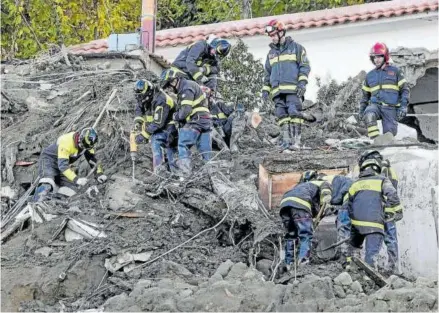  ?? Foto: Efe ?? Los servicios de emergencia buscan a los desapareci­dos por el corrimient­o de tierras en Italua.