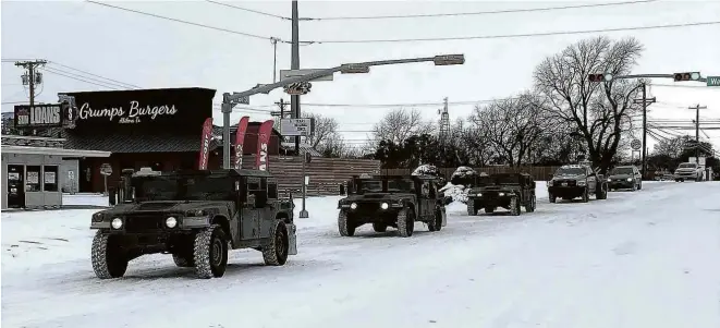  ?? Greg Jaklewicz/Reporter-News/USA Today/Reuters ?? Veículos da Guarda Nacional levam moradores sem luz a locais com aqueciment­o em Albilene, no Texas, um dos estados mais afetados pela onda de frio